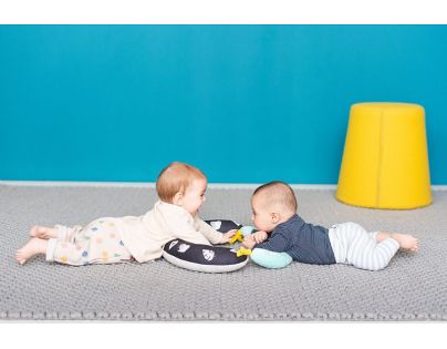 Taf Toys Vankúšik pre hru na brušku 2 v 1