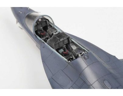 Zvezda Model Kit lietadlo YAK-130 Russian trainer fighter 1:48